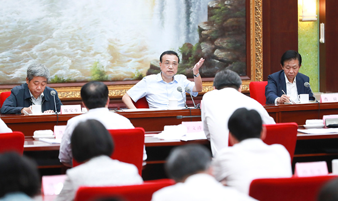 李克强：把就业优先放在经济发展更加突...